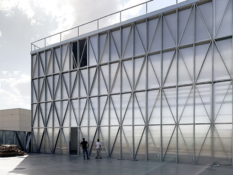 ensamble 工作室在马德里建立了自己的原型设计设施和制造实验室