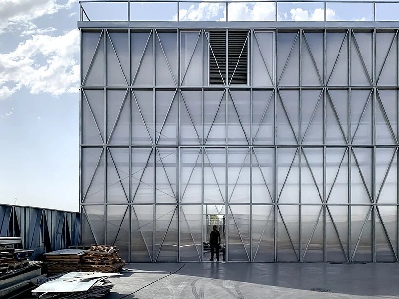 ensamble 工作室在马德里建立了自己的原型设计设施和制造实验室