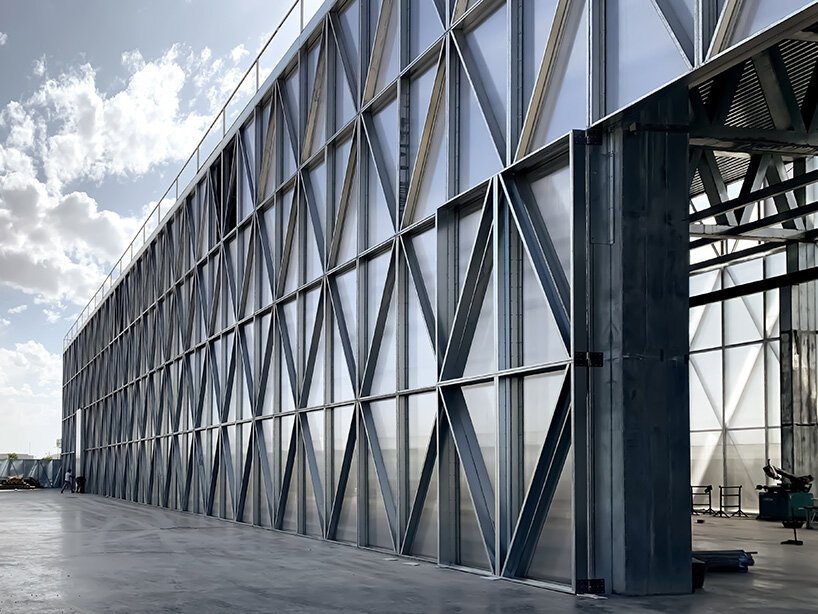 ensamble 工作室在马德里建立了自己的原型设计设施和制造实验室