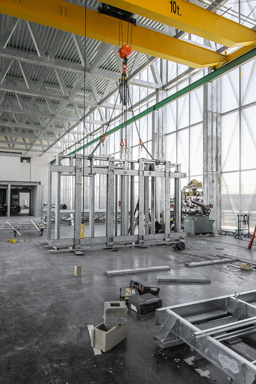 ensamble 工作室在马德里建立了自己的原型设计设施和制造实验室