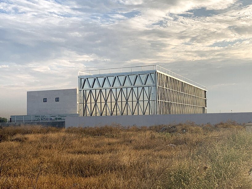 ensamble 工作室在马德里建立了自己的原型设计设施和制造实验室