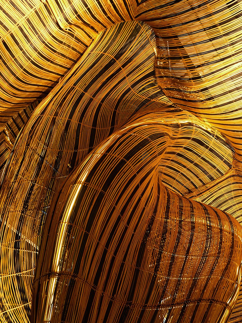 由 enter 项目设计的滚滚藤柱占据了曼谷的香料和大麦室内 由 enter 项目设计的滚滚藤柱占据了曼谷的香料和大麦室内