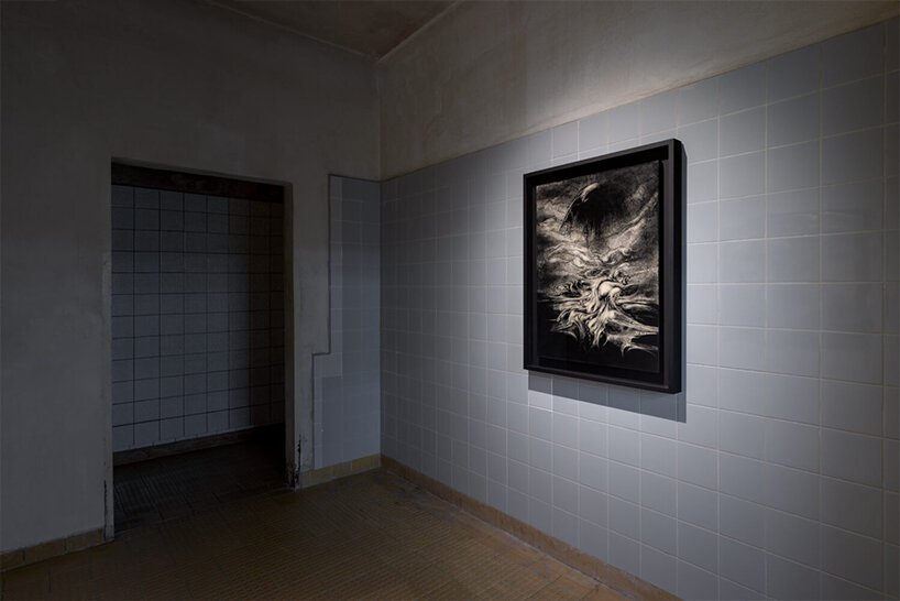 柏林的“HR giger & mire lee”反乌托邦宇宙融合了色情、暴力和死亡 柏林的“HR giger & mire lee”反乌托邦宇宙融合了色情、暴力和死亡