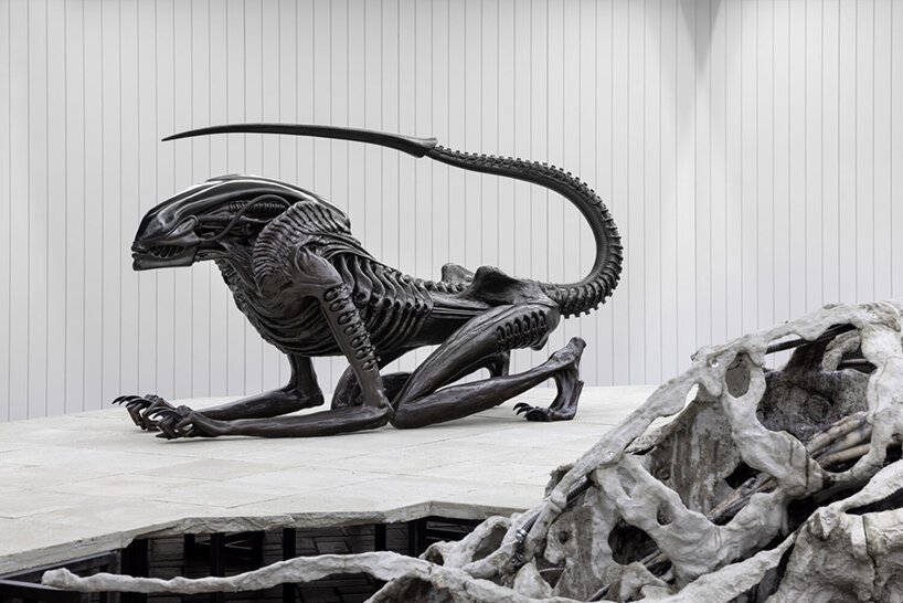 柏林的“HR giger & mire lee”反乌托邦宇宙融合了色情、暴力和死亡 柏林的“HR giger & mire lee”反乌托邦宇宙融合了色情、暴力和死亡