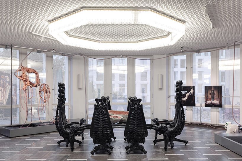 柏林的“HR giger & mire lee”反乌托邦宇宙融合了色情、暴力和死亡 柏林的“HR giger & mire lee”反乌托邦宇宙融合了色情、暴力和死亡