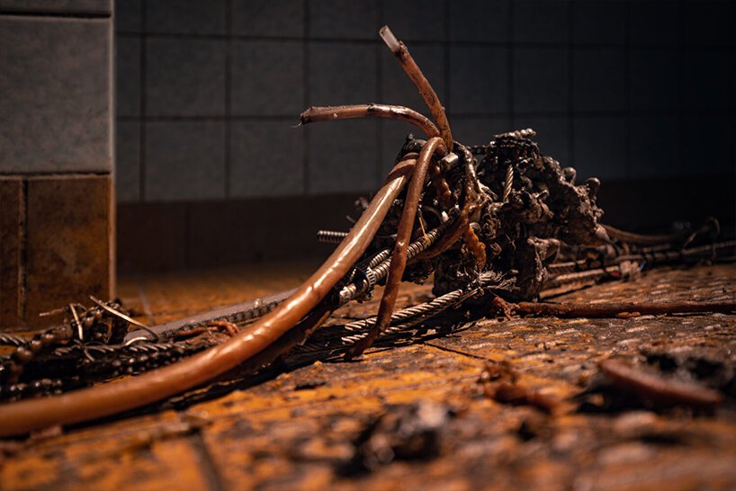 柏林的“HR giger & mire lee”反乌托邦宇宙融合了色情、暴力和死亡 柏林的“HR giger & mire lee”反乌托邦宇宙融合了色情、暴力和死亡