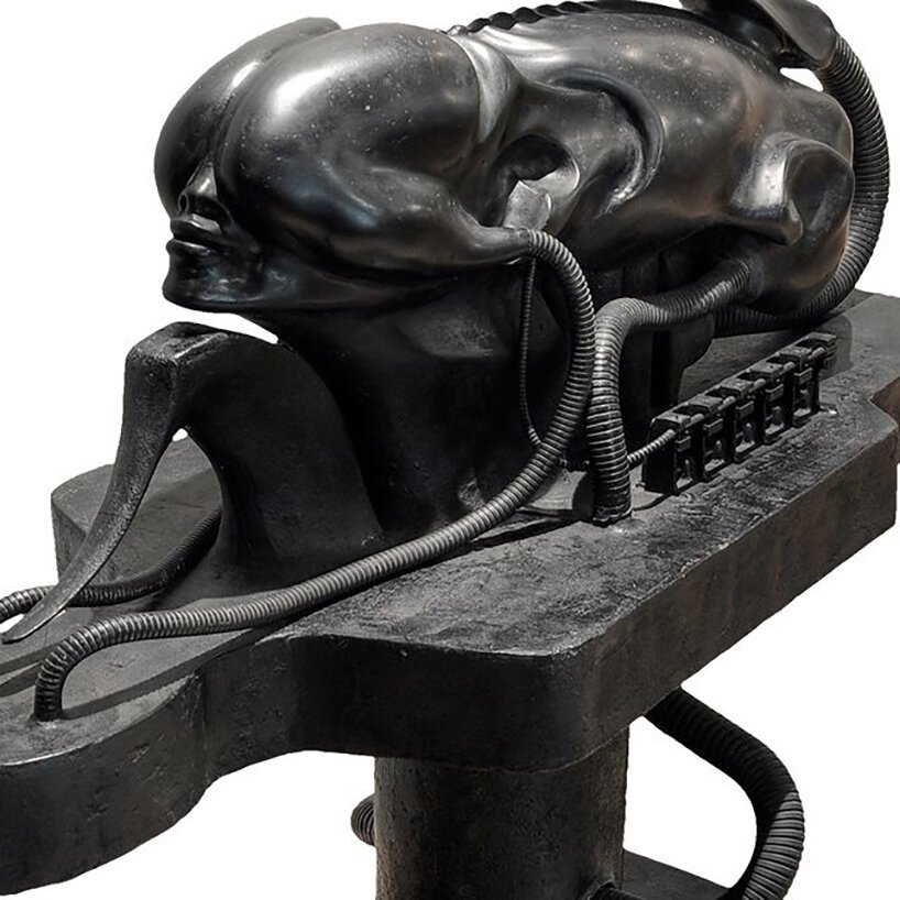 柏林的“HR giger & mire lee”反乌托邦宇宙融合了色情、暴力和死亡 柏林的“HR giger & mire lee”反乌托邦宇宙融合了色情、暴力和死亡