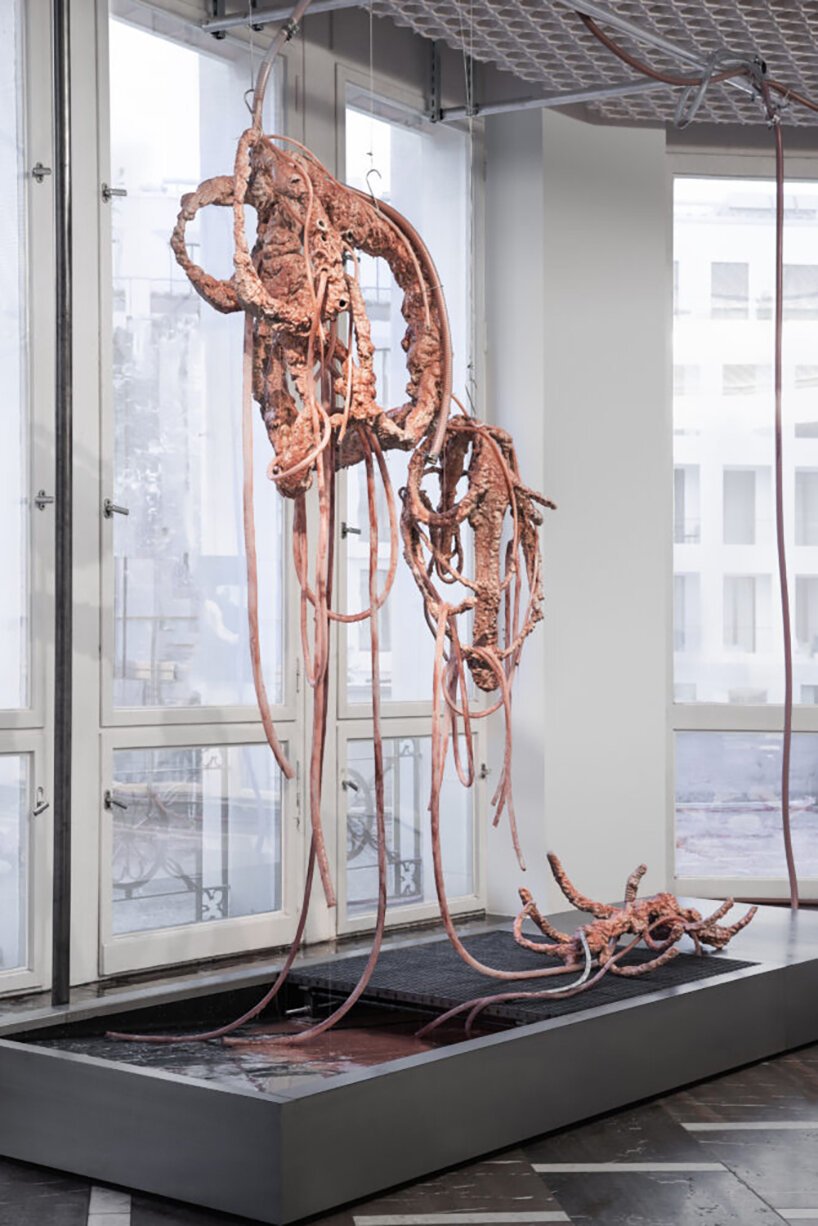 柏林的“HR giger & mire lee”反乌托邦宇宙融合了色情、暴力和死亡 柏林的“HR giger & mire lee”反乌托邦宇宙融合了色情、暴力和死亡