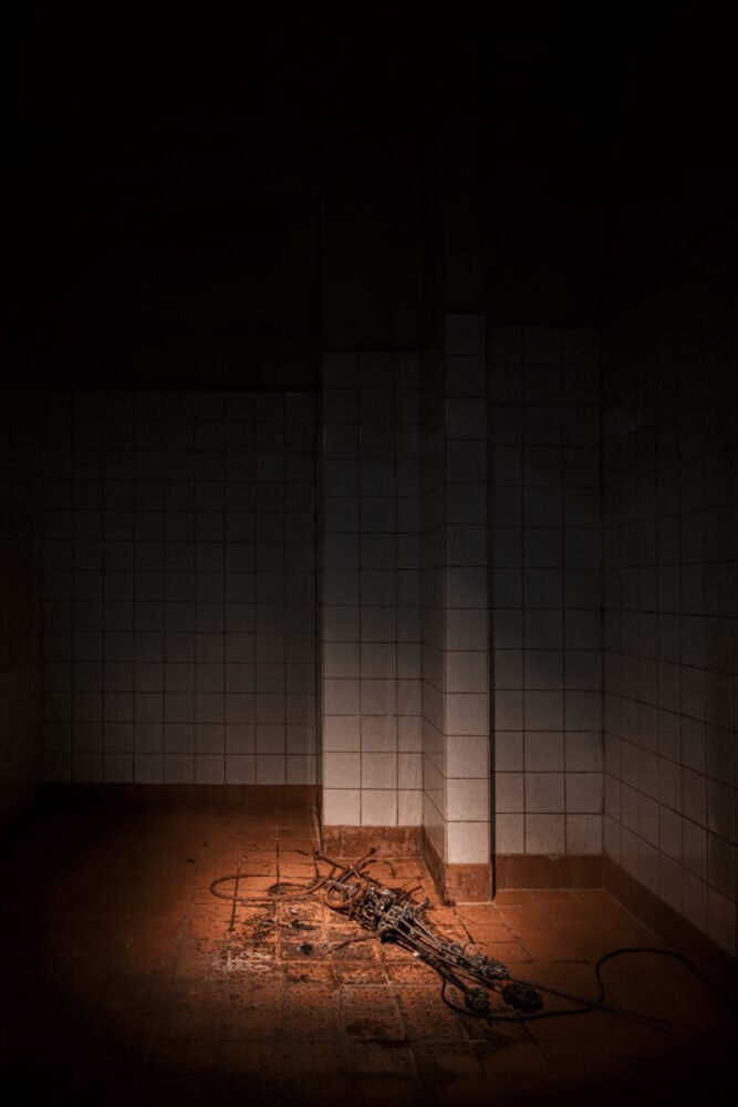 柏林的“HR giger & mire lee”反乌托邦宇宙融合了色情、暴力和死亡 柏林的“HR giger & mire lee”反乌托邦宇宙融合了色情、暴力和死亡