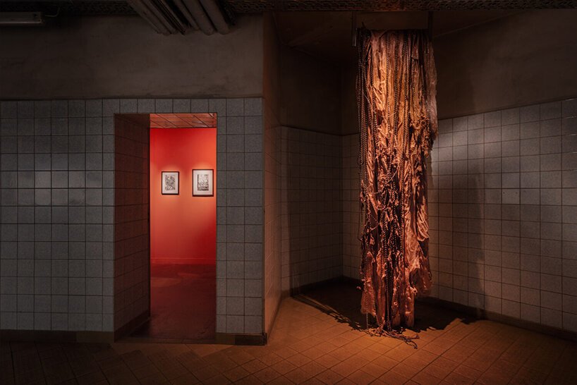 柏林的“HR giger & mire lee”反乌托邦宇宙融合了色情、暴力和死亡 柏林的“HR giger & mire lee”反乌托邦宇宙融合了色情、暴力和死亡