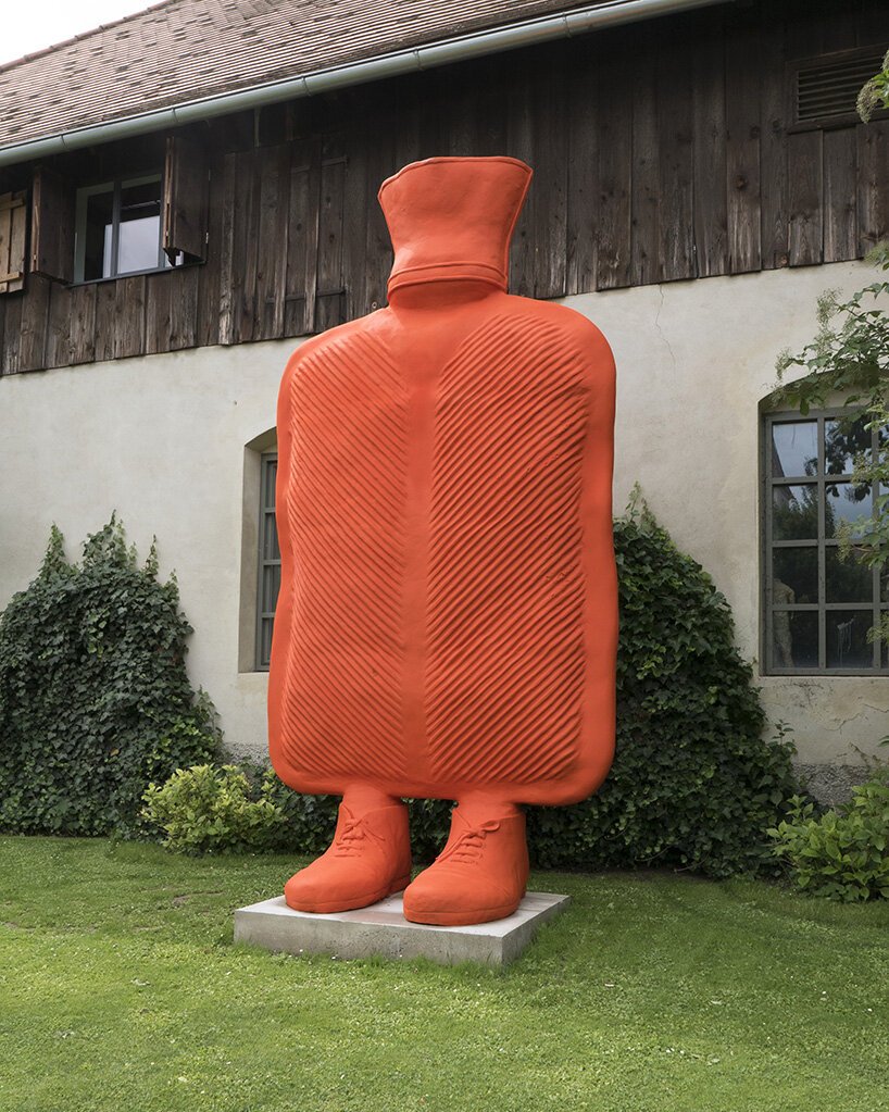 埃尔文·沃姆 (Erwin Wurm) 为约克郡雕塑公园的日常物品注入生命力 埃尔文·沃姆 (Erwin Wurm) 为约克郡雕塑公园的日常物品注入生命力
