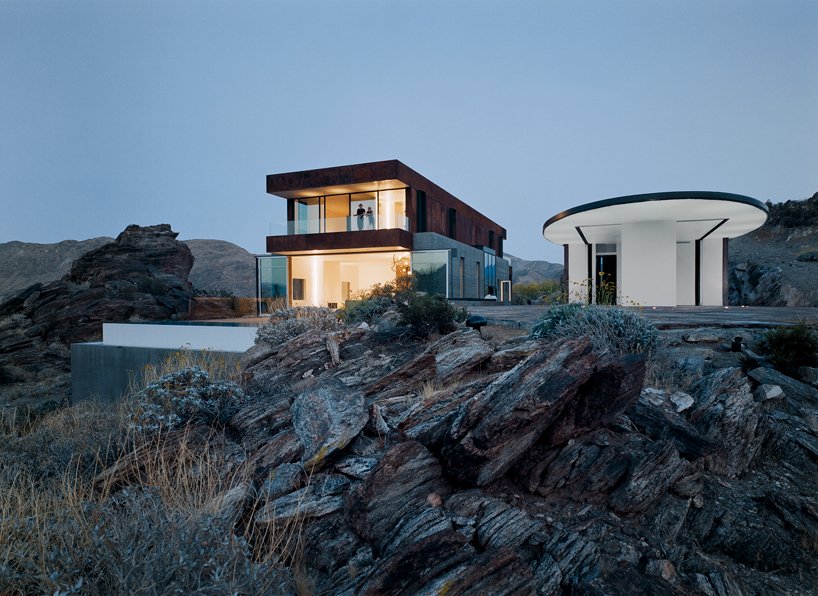 EYRC 的山脊山屋旨在与其沙漠环境相协调