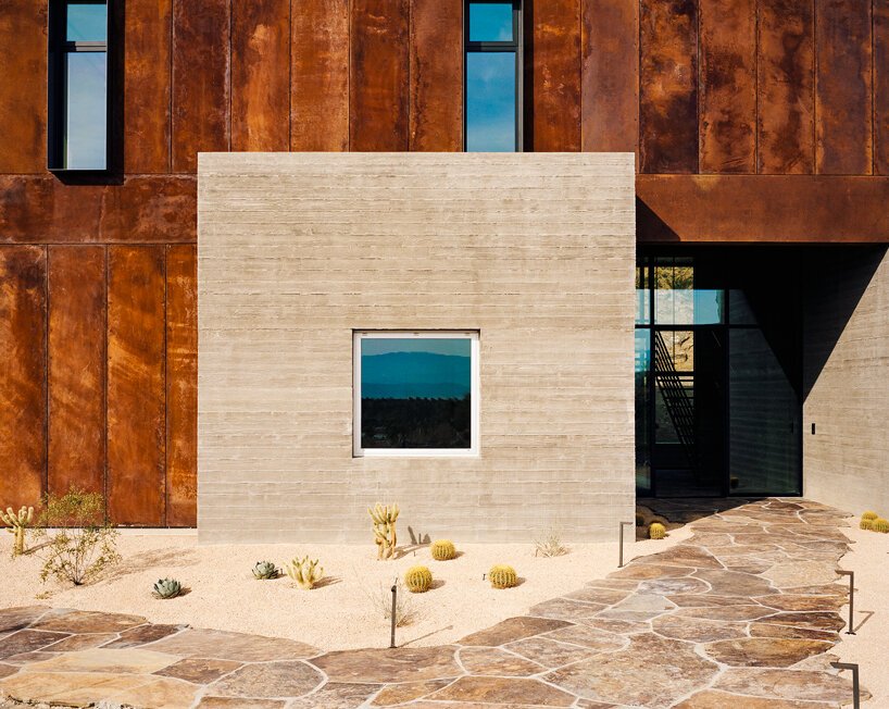 EYRC 的山脊山屋旨在与其沙漠环境相协调