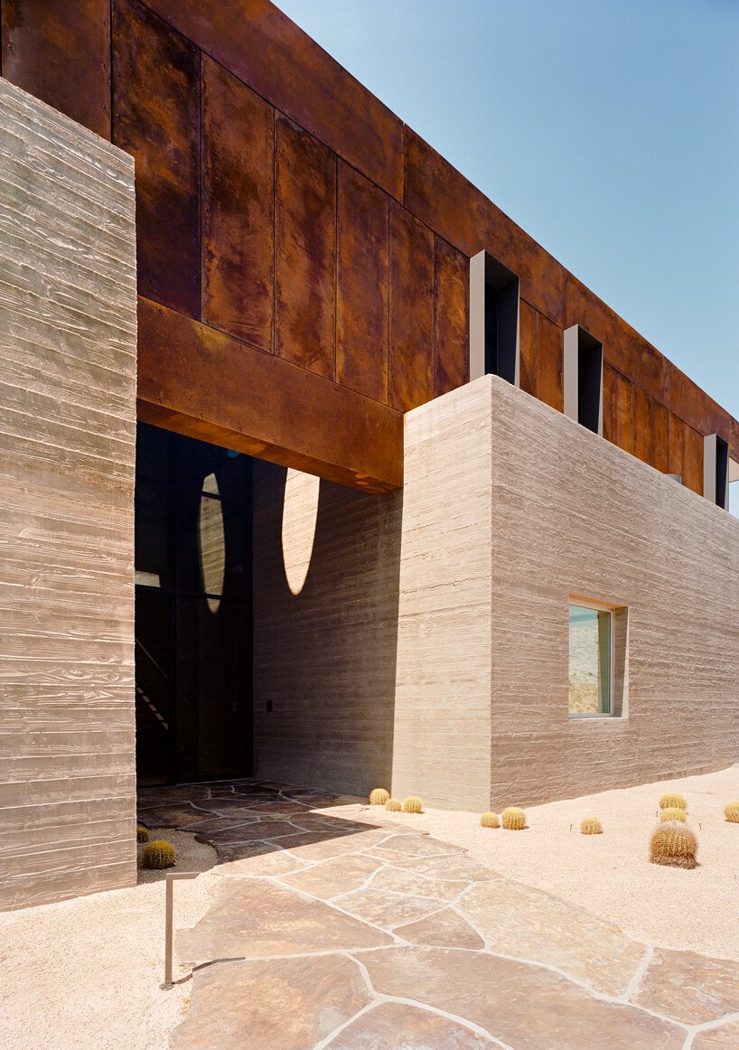 EYRC 的山脊山屋旨在与其沙漠环境相协调