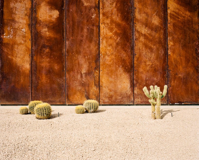 EYRC 的山脊山屋旨在与其沙漠环境相协调