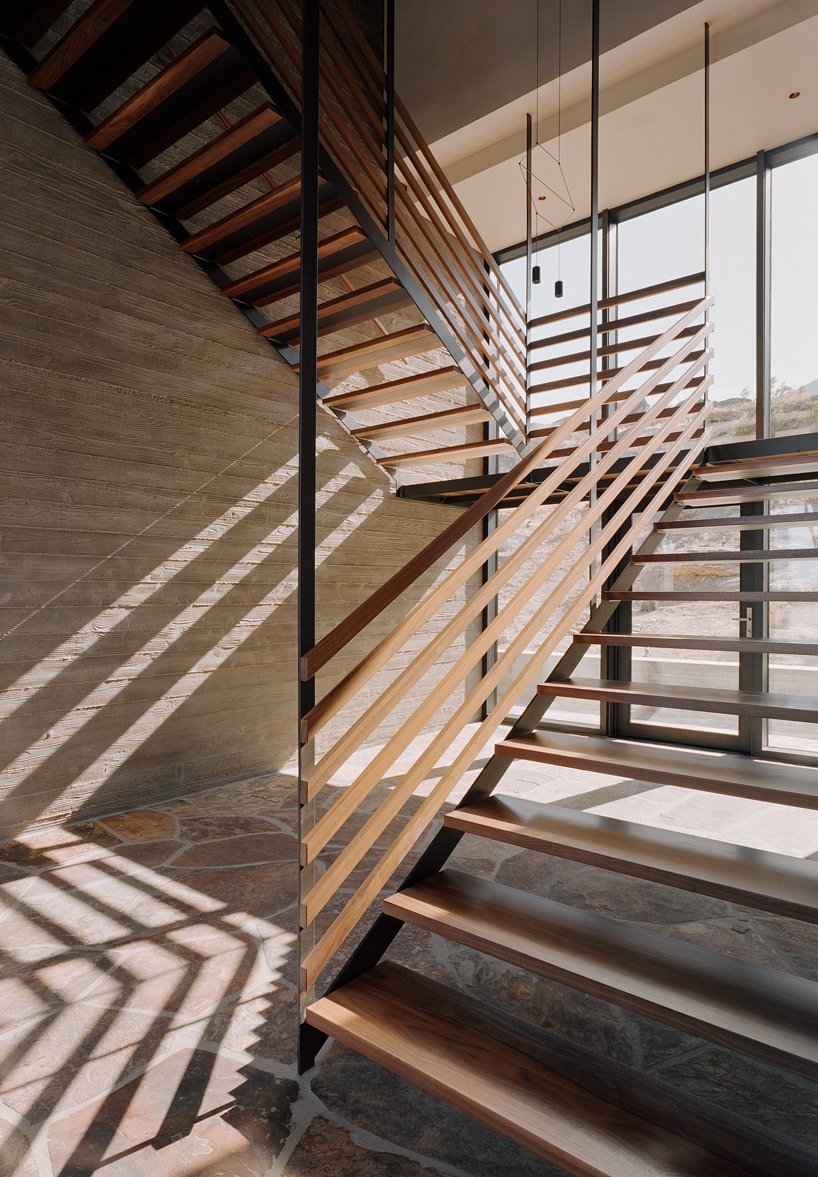 EYRC 的山脊山屋旨在与其沙漠环境相协调