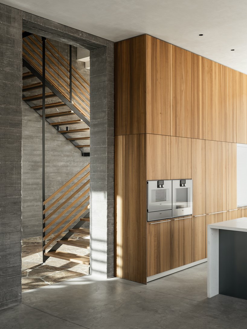 EYRC 的山脊山屋旨在与其沙漠环境相协调