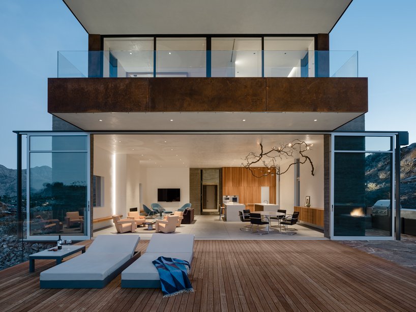 EYRC 的山脊山屋旨在与其沙漠环境相协调