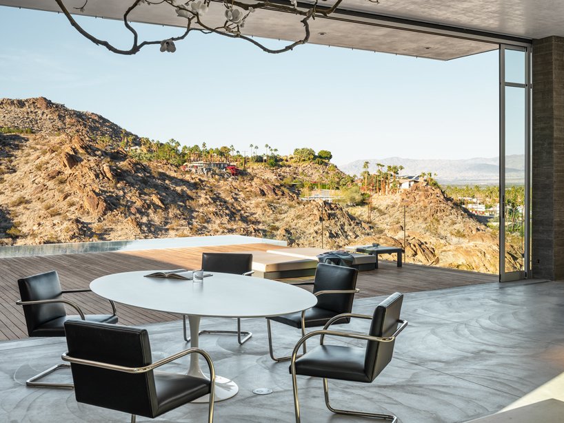 EYRC 的山脊山屋旨在与其沙漠环境相协调