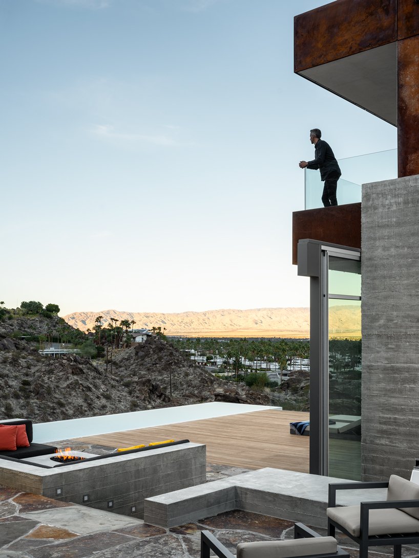 EYRC 的山脊山屋旨在与其沙漠环境相协调