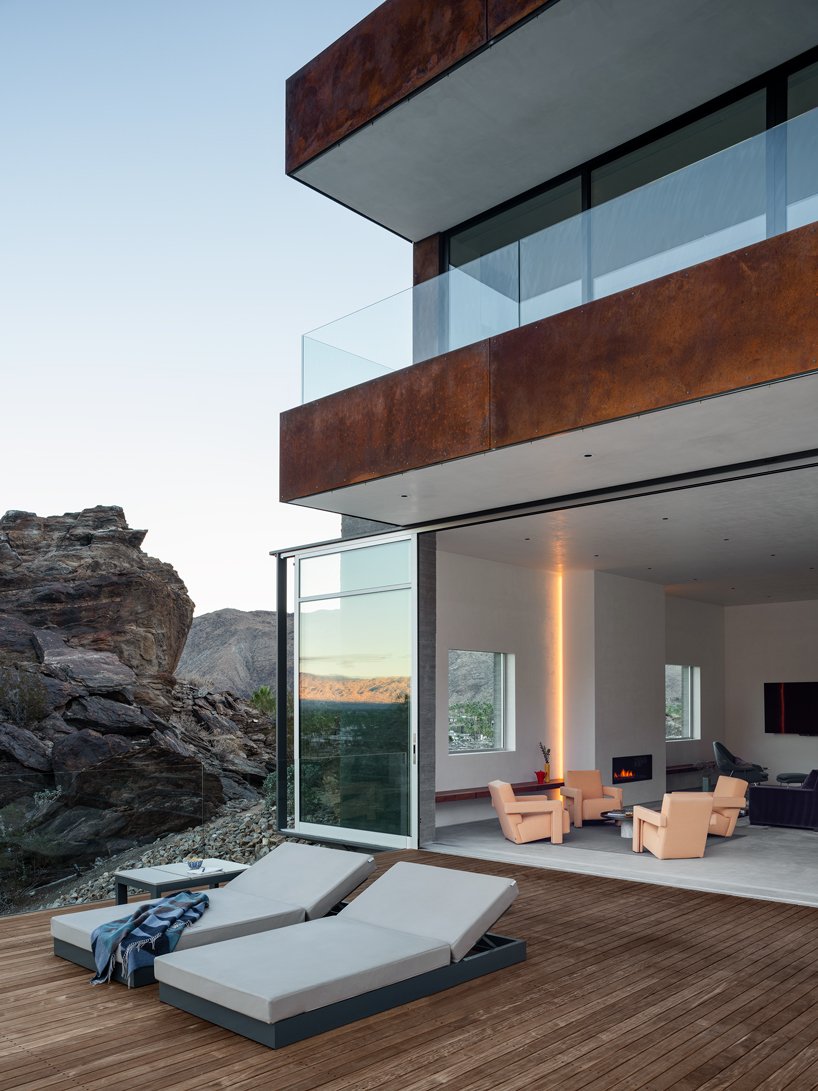 EYRC 的山脊山屋旨在与其沙漠环境相协调