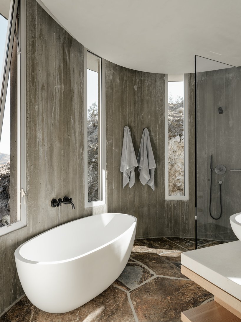 EYRC 的山脊山屋旨在与其沙漠环境相协调