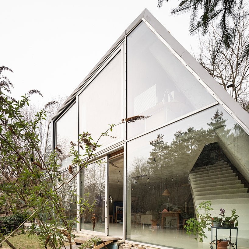 Studeny architekti 将混凝土壳屋嵌入斯洛伐克佩尔内克的山坡上