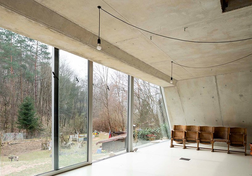 Studeny architekti 将混凝土壳屋嵌入斯洛伐克佩尔内克的山坡上