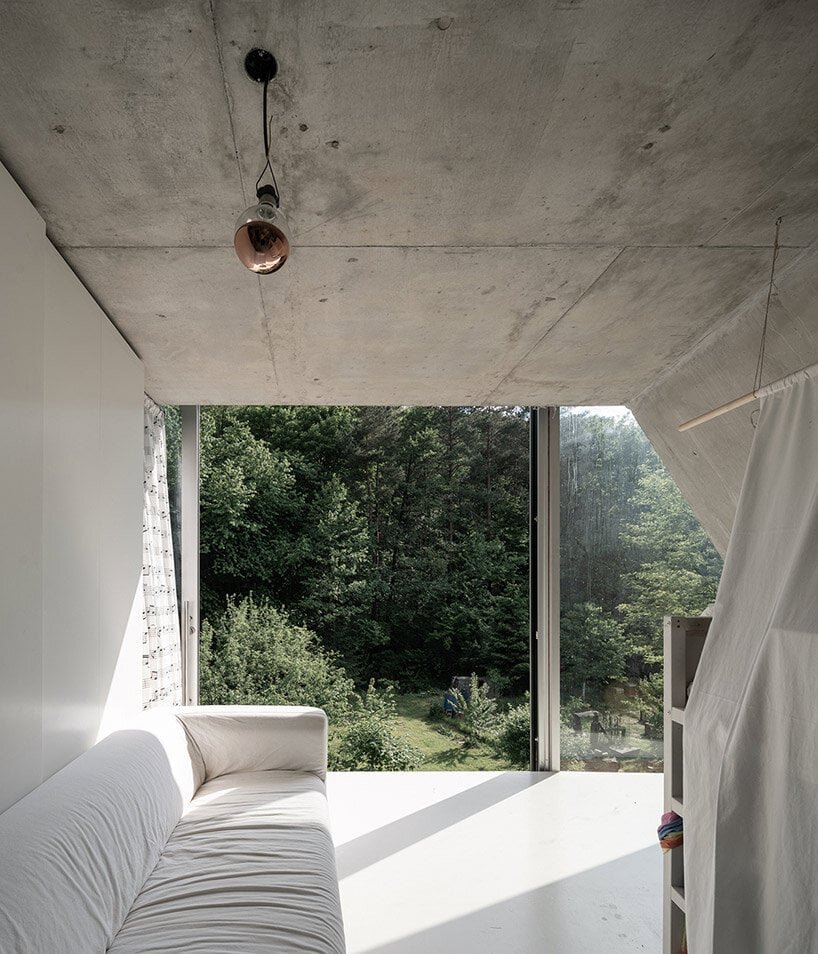 Studeny architekti 将混凝土壳屋嵌入斯洛伐克佩尔内克的山坡上