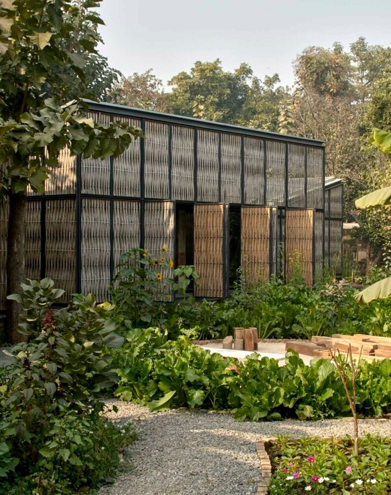 工作室阵列将新德里艺术家驻地“farm 8”包裹在竹编屏风中 工作室阵列将新德里艺术家驻地“farm 8”包裹在竹编屏风中