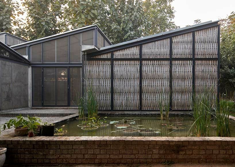 工作室阵列将新德里艺术家驻地“farm 8”包裹在竹编屏风中 工作室阵列将新德里艺术家驻地“farm 8”包裹在竹编屏风中