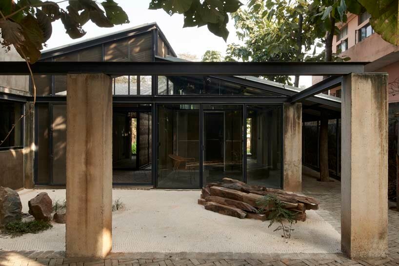 工作室阵列将新德里艺术家驻地“farm 8”包裹在竹编屏风中 工作室阵列将新德里艺术家驻地“farm 8”包裹在竹编屏风中