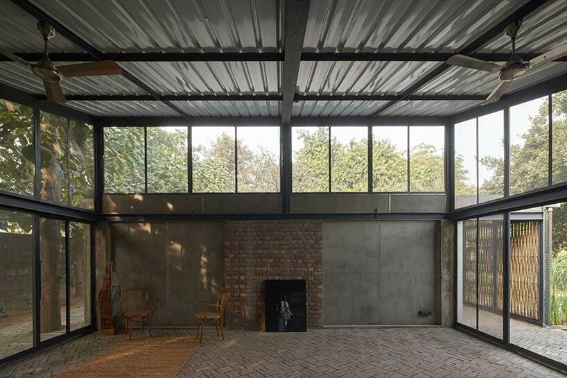 工作室阵列将新德里艺术家驻地“farm 8”包裹在竹编屏风中 工作室阵列将新德里艺术家驻地“farm 8”包裹在竹编屏风中