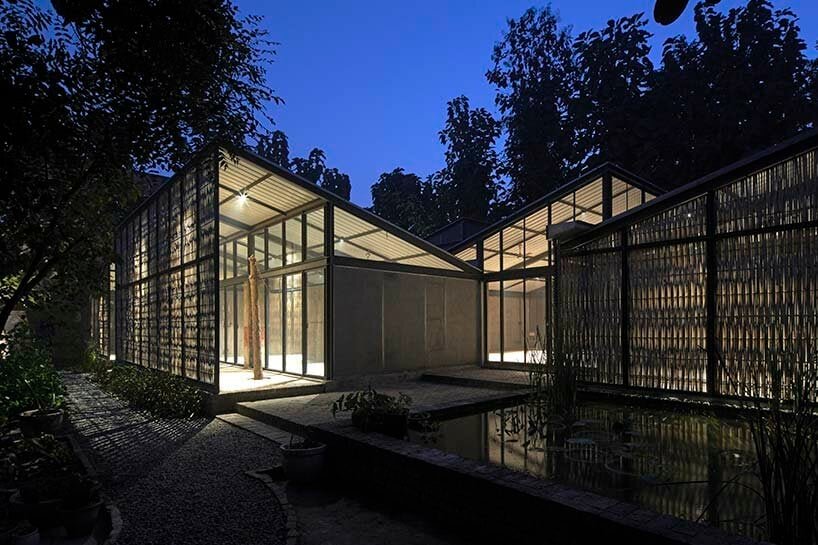 工作室阵列将新德里艺术家驻地“farm 8”包裹在竹编屏风中 工作室阵列将新德里艺术家驻地“farm 8”包裹在竹编屏风中