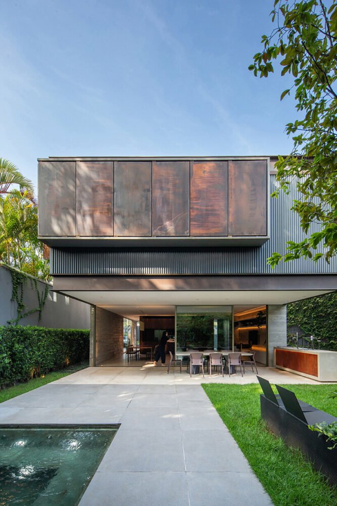 可操作的金属面板为巴西的便当屋提供了私密性和开放性