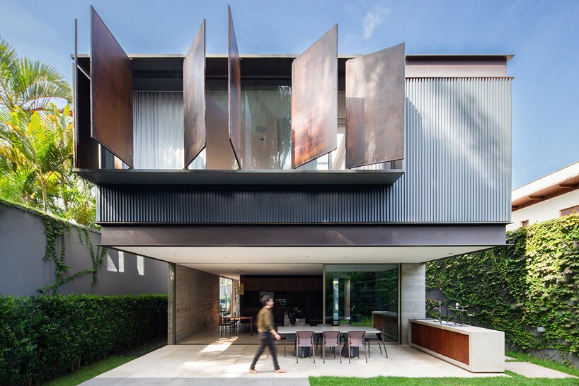 可操作的金属面板为巴西的便当屋提供了私密性和开放性