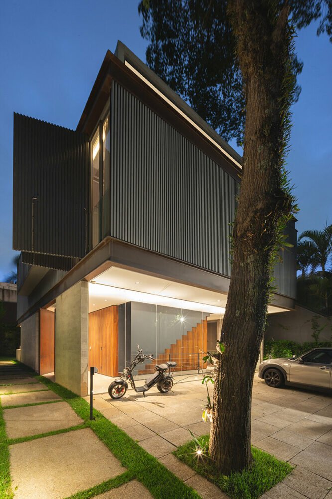 可操作的金属面板为巴西的便当屋提供了私密性和开放性