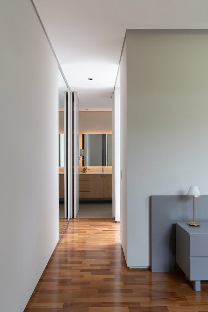 可操作的金属面板为巴西的便当屋提供了私密性和开放性