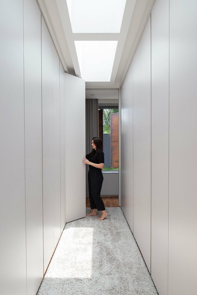 可操作的金属面板为巴西的便当屋提供了私密性和开放性