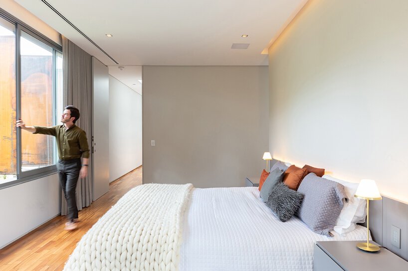 可操作的金属面板为巴西的便当屋提供了私密性和开放性