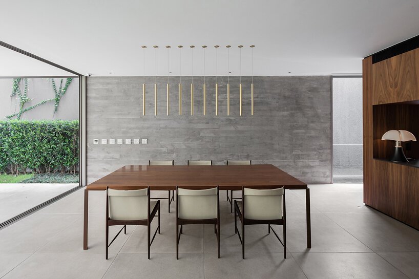 可操作的金属面板为巴西的便当屋提供了私密性和开放性