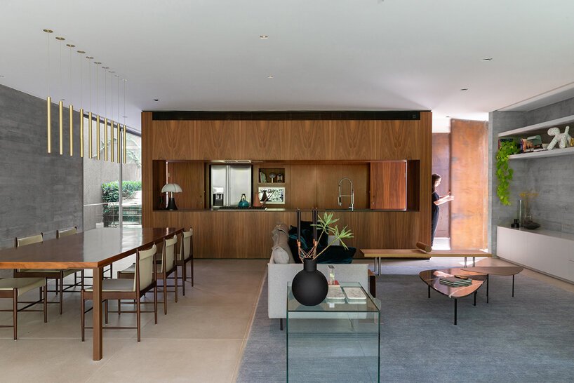 可操作的金属面板为巴西的便当屋提供了私密性和开放性