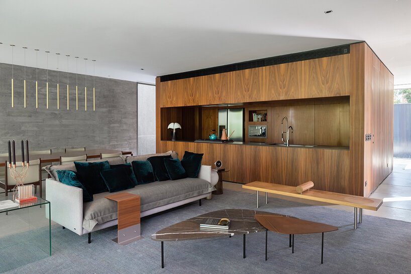 可操作的金属面板为巴西的便当屋提供了私密性和开放性