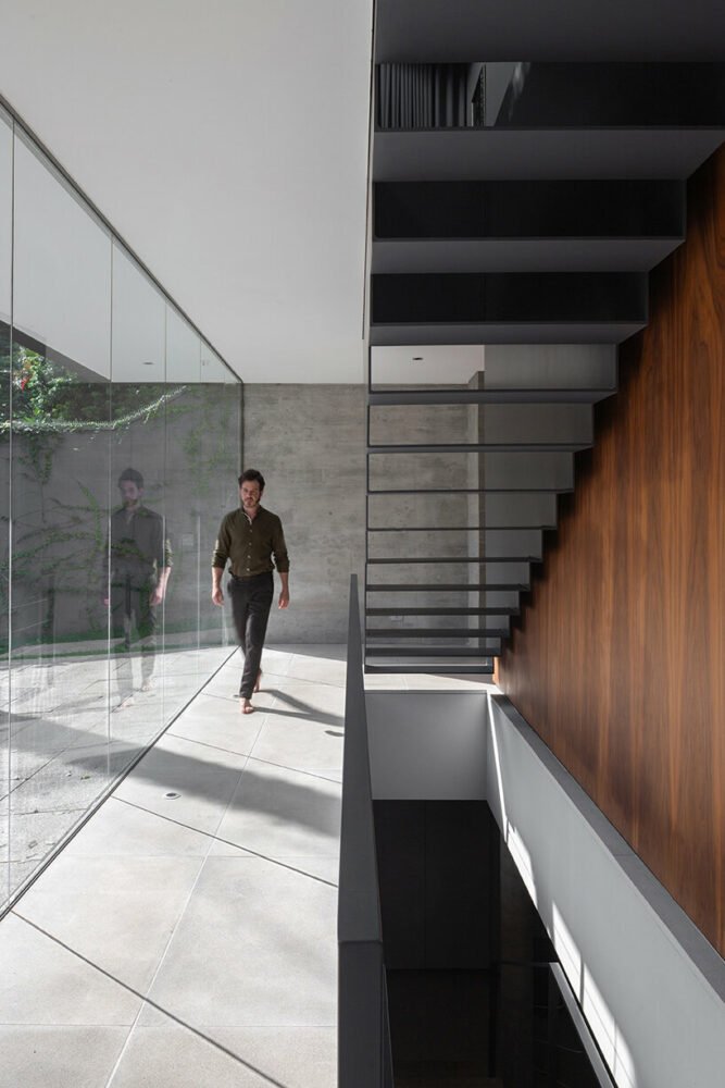 可操作的金属面板为巴西的便当屋提供了私密性和开放性