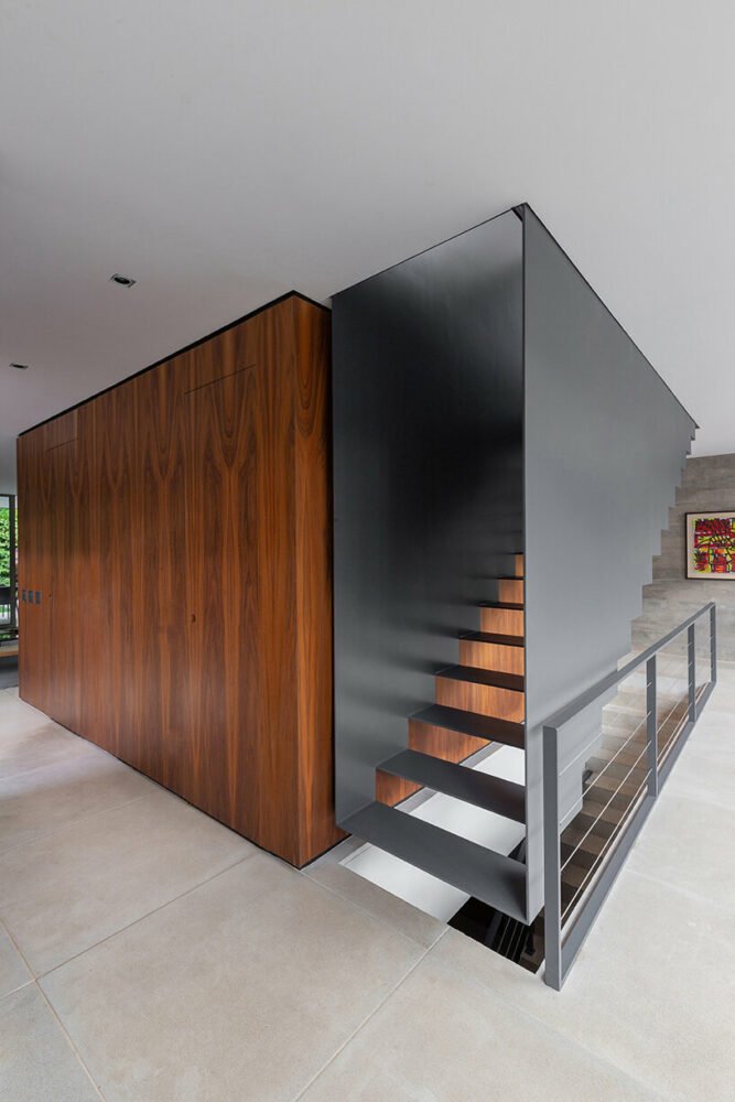 可操作的金属面板为巴西的便当屋提供了私密性和开放性