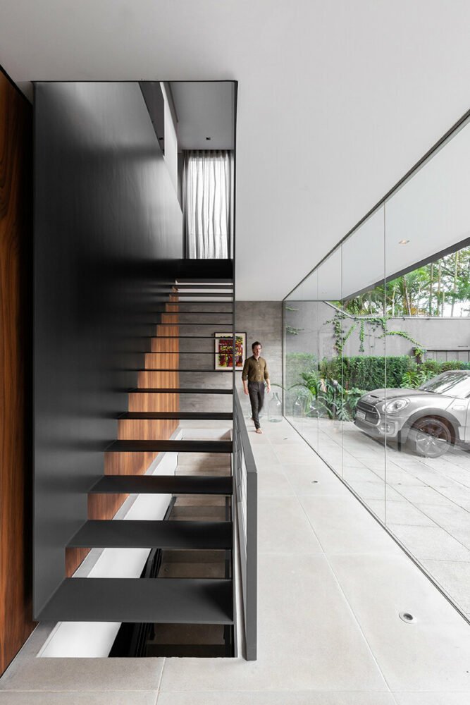 可操作的金属面板为巴西的便当屋提供了私密性和开放性