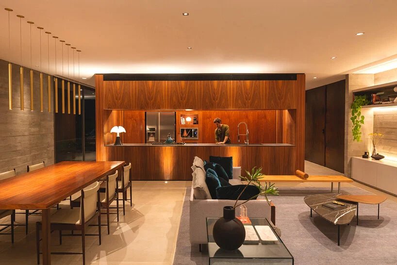 可操作的金属面板为巴西的便当屋提供了私密性和开放性