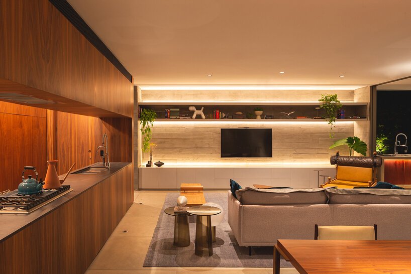 可操作的金属面板为巴西的便当屋提供了私密性和开放性