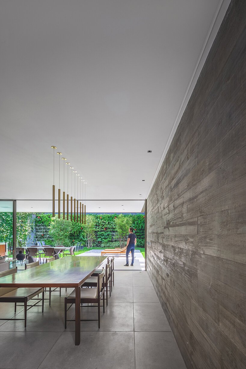 可操作的金属面板为巴西的便当屋提供了私密性和开放性