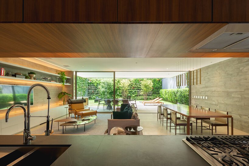 可操作的金属面板为巴西的便当屋提供了私密性和开放性